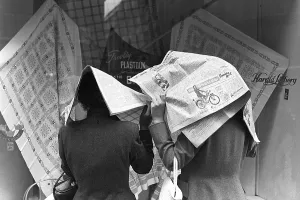 schwarz, auf schwarz, weiß, altmodisch, altmodisch, aus der Mode gekommen, veraltet, abgelaufen, antiquiert ,veraltet , jung ,Tageslicht ,Tag ,Licht des Tages Vergangenheit Städte Stadt städtisch kommunal Umwelt einer Stadt fallen lassen Tropfen Foto