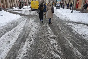 Deserted German City Street Drucke: Uncleared snow in the pedestrian zone
