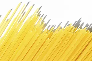 Vegan Diet Grocery List Drucke: Uncooked whole grain spaghetti closeup