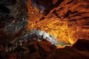 Igneous Rock Landscapes Drucke: Underground cave formed by lava flow