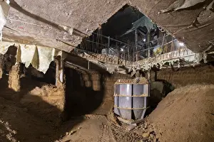 Underground Construction Drucke: An underground scene shows a construction site in progress