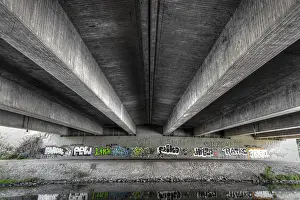 Abstrakte Kunst Drucke: Unterseite eines verfallenen Stahlbeton-Hochstraßenbrückens mit Graffiti.