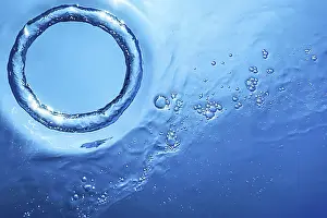 Deserted Ocean Scene Drucke: Underwater Bubble Ring Ascends towards the Sun
