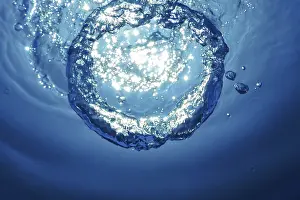 Deserted Ocean Scene Drucke: Underwater Bubble Ring Ascends towards the Sun