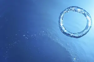 Blue Ocean Scene Drucke: Underwater Bubble Ring Ascends towards the Sun