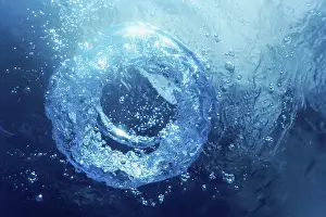 Drucke von Unterwassereisring steigt zur Sonne auf Abstrakte Kunst Drucke: Unterwasserschaumring steigt dem Sonnen auf.