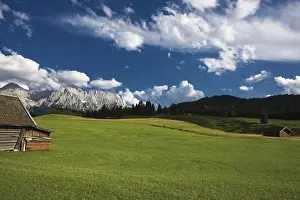 Daytime Mountain View Drucke: Undulating meadow and the Karwendel Range