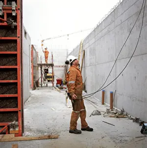 Construction Worker Drucke: Unfinished constructions construction work - setting up a wall