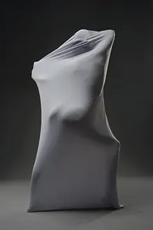 Abstrakte Kunst Drucke: Ein einzigartiges abstraktes Objekt ist mit weichem Stoff bedeckt.