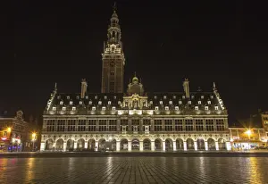 Drucke von Die Universitätsbibliothek auf dem Ladeuze-Platz in der Nacht, Löwen, Belgien Leuven Drucke: Die Universitätsbibliothek auf dem Ladeuze-Platz bei Nacht.
