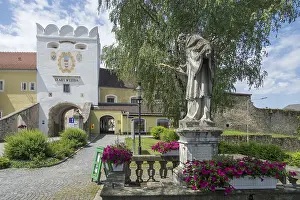 Uninhabited Historic Quarter Drucke: Upper gate and statue, Weitra, Lower Austria