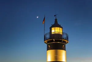 World Heritage Site Germany Drucke: Upper segment of an illuminated lighthouse at night