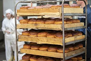 Upright lots of bread on pallets