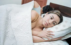 Young Couple Arguing Drucke: Upset couple sleeping on their backs