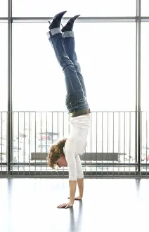 Woman Doing Gymnastics Drucke: Upside down - handstand