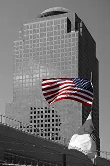 USA National Symbol Drucke: U.S. flag at Ground Zero in front of a skyscraper
