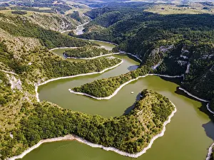 Drucke von Der Uvac fließt durch die Berge, Uvac Special Nature Reserve, Serbien Fluss Drucke: Der Fluss Uvac windet sich durch die Berge.