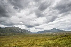 Cloudy Daytime Photography Drucke: Valley of Strath Dionard with the mountains of Cranstackie