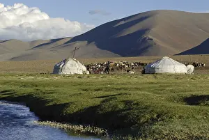 Asian Architecture Drucke: Valley with stream and yurt, ger