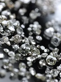 Diamond Production Drucke: Many valuable diamonds, some rough