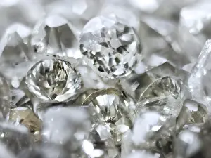 Diamond Production Drucke: Many valuable diamonds, some rough