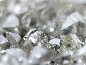 Diamond Production Drucke: Many valuable diamonds, some rough