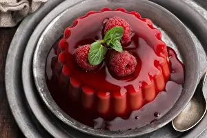 Raspberry Dessert Drucke: Vanilla pudding with raspberry and raspberry sauce