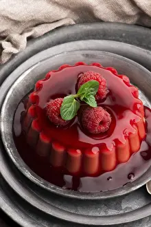 Fruit Desserts Recipes Drucke: Vanilla pudding with raspberry and raspberry sauce