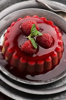 Vanilla Dessert Drucke: Vanilla pudding with raspberry and raspberry sauce