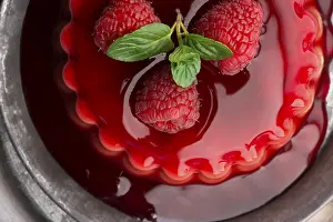 Raspberry Dessert Drucke: Vanilla pudding with raspberry and raspberry sauce