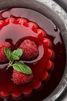 Vanilla Dessert Drucke: Vanilla pudding with raspberry and raspberry sauce