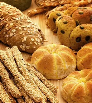 Biological Cultivation Drucke: Variety of Organic Breads on plank background