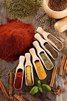 Spicy Food Ingredients Drucke: Variety of spices on kitchen table