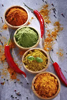 Medicinal Plant Uses Drucke: Variety of spices on kitchen table