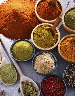 Balanced Diet Inspiration Drucke: Variety of spices on kitchen table