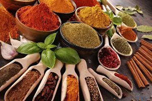 Spicy Food Ingredients Drucke: Variety of spices on kitchen table