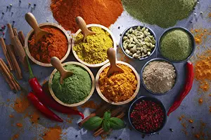 Aromatic Spice Plants Drucke: Variety of spices on kitchen table