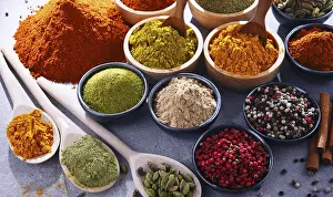 Kitchen Table Setup Drucke: Variety of spices on kitchen table