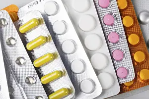 Healthcare System Drucke: A variety of tablets in packs on background