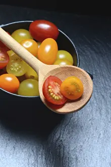 Cherry Tomatoes In Pots Drucke: Various cherry tomatoes in pots, cherry tomato