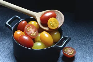 Wooden Spoon Still Life Drucke: Various cherry tomatoes in pots, cherry tomato