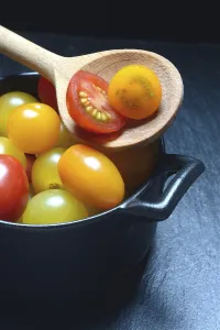 Wooden Spoon Still Life Drucke: Various cherry tomatoes in pots, cherry tomato