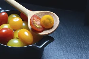 Empty Pot Still Life Drucke: Various cherry tomatoes in pots, cherry tomato