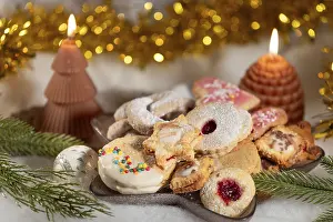Christmas Cookie Plate Drucke: Various Christmas biscuits on a plate