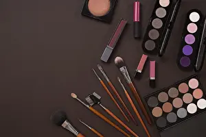 Studio Shot Drucke: Various cosmetics and brushes on brown background