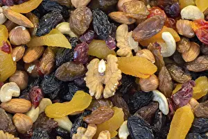 Empty Grocery Store Aisle Drucke: Various dried Fruit as snacks in a Bazaar