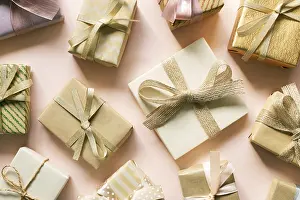 Flat Lay Studio Shot Drucke: Various gift boxes on pink background