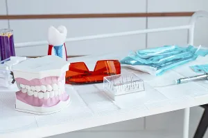 Healthcare Professional Work Drucke: Various instruments, dental models
