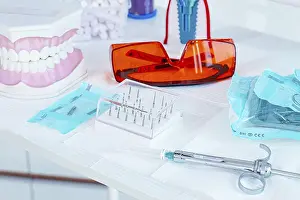 Oral Hygiene Products Drucke: Various instruments, dental models