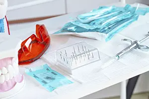 Oral Hygiene Products Drucke: Various instruments, dental models